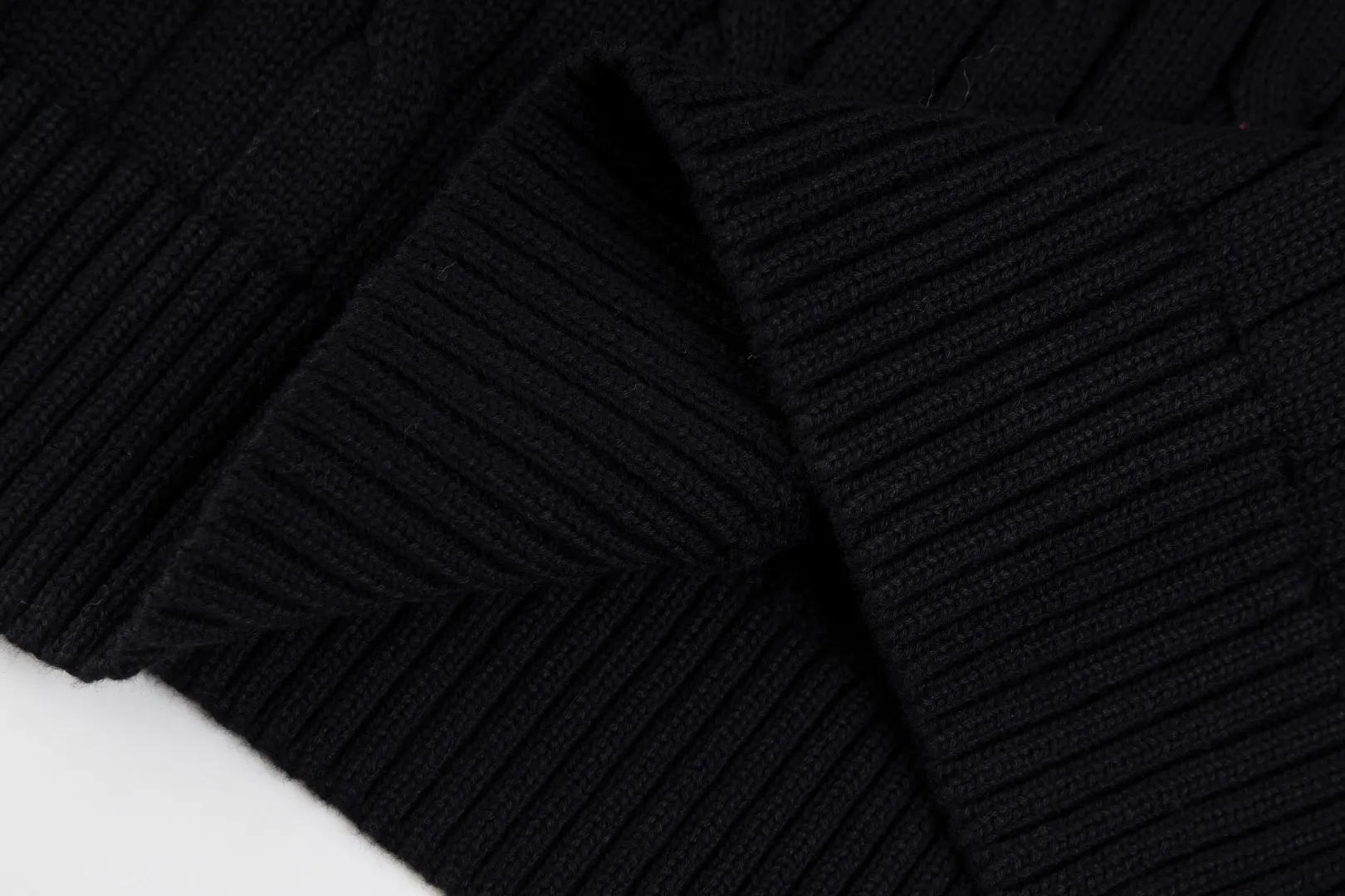 P210 #R90 RALPH LAUREN Thirteen colors of Ralph Lauren classic small label embroidery V-neck pullover cable cardigan sweater women's top, high-density LOGO embroidery on the chest, original customization of tag accessories. Made of pure cotton yarn, pure cotton is skin-friendly and comfortable, small label war horse embroidered twist button V-neck sweater🐎High quality, follow the blogger to learn how to wear it! Let’s buy a Ralph Lauren cable sweater. It’s a super hard-to-find series after it became popular. It’s hard to find one on the official website. It’s simple and practical to wear, with a lazy and loose feel. The thickened fabric has more texture, feels soft and delicate, and has a loose fit. Whether worn alone or layered, you can wear different styles of fashion with just one piece!   Size： Sleeve length: 60/61/62/63